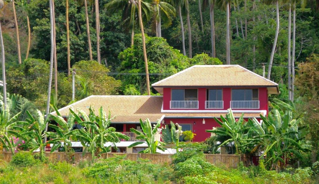 Samui Star Guesthouse nestled in the tropical garden